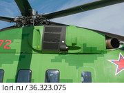 Транспортировка нового российского военного транспортного вертолёта "Миль" Ми-38Т в цифровом камуфляже на Международном авиасалоне МАКС-2019, Жуковский, Россия, вид на двигатель. Редакционное фото, фотограф Малышев Андрей / Фотобанк Лори