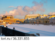 Winter view of Kadashevskaya Embankment along Vodootvodny Canal in Moscow. Стоковое фото, фотограф Яков Филимонов / Фотобанк Лори