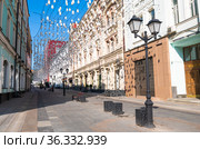 Столешников переулок солнечный утром. Лето. Москва. Россия (2021 год). Редакционное фото, фотограф E. O. / Фотобанк Лори