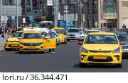 Moscow, Russia - 11 July. 2021. Many taxi cars in front of the Yaroslavsky railway station. Редакционное фото, фотограф Володина Ольга / Фотобанк Лори