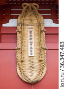 The huge Waraji sandal atop the Hozomon Gate. Sensoji Kannon temple. Asakusa. Tokyo. Japan (2019 год). Редакционное фото, фотограф Сергей Пристяжнюк (Serg Zastavkin) / Фотобанк Лори
