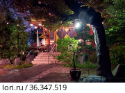 Small local shrine in Shibuya at night. Tokyo. Japan (2019 год). Редакционное фото, фотограф Сергей Пристяжнюк (Serg Zastavkin) / Фотобанк Лори