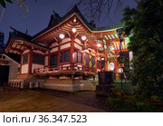 Small local shrine in Shibuya at night. Tokyo. Japan (2019 год). Редакционное фото, фотограф Сергей Пристяжнюк (Serg Zastavkin) / Фотобанк Лори