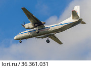 Пролетающий над головой самолет Ан-26Б-100 "Шарья"(RA-26081) Костромского авиапредприятия (2020 год). Редакционное фото, фотограф Виктор Карасев / Фотобанк Лори