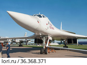 Советский и российский стратегический сверхзвуковой бомбардировщик-ракетоносец Ту-160 Blackjack с собственным именем "Василий Решетников" на авиасалоне МАКС-2019 в Жуковском, Россия, вид спереди. Редакционное фото, фотограф Малышев Андрей / Фотобанк Лори