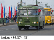 Советский военный санитарный автобус ПАЗ-672М на параде ретро транспорта в честь Дня города. Санкт-Петербург (2019 год). Редакционное фото, фотограф Виктор Карасев / Фотобанк Лори