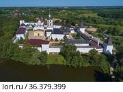 Свято-Пафнутьев Боровский монастырь в летнем пейзаже (аэросъемка). Калужская область, Россия (2021 год). Стоковое фото, фотограф Виктор Карасев / Фотобанк Лори