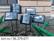 Выставка фотографий периода блокады. Акция памяти «900 дней и ночей», посвященная 77-летней годовщине снятия блокады Ленинграда во дворах Капеллы. Санкт-Петербург (2021 год). Редакционное фото, фотограф Румянцева Наталия / Фотобанк Лори