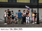 Туристическая группа россиян слушает рассказ экскурсовода на Красной площади в центре города Москвы, Россия (2021 год). Редакционное фото, фотограф Николай Винокуров / Фотобанк Лори