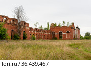 Комплекс аракчеевских казарм в поселке Селищи. Церковь Сошествия Святого Духа.  Новгородская область (2021 год). Стоковое фото, фотограф Александр Щепин / Фотобанк Лори