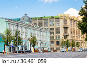 Московский драматический театр имени М. Н. Ермоловой. Улица Тверская. Солнечное летнее утро. Москва. Россия (2021 год). Редакционное фото, фотограф E. O. / Фотобанк Лори