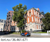Серебрянический переулок в Москве летом. Дом 15/17 — бывшее здание богадельни (1900 год, архитектор Дмитрий Шапошников) (2021 год). Редакционное фото, фотограф Овчинникова Ирина / Фотобанк Лори
