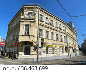 Москва, дом 5 строение 1 в Лялином переулке. Ранее жилой дом с торговыми помещениями (1895, архитектор Алексей Щеглов). (2021 год). Редакционное фото, фотограф Овчинникова Ирина / Фотобанк Лори