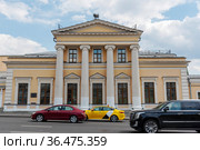 Городская усадьба Шаховских — Красильщиковой. Центр восточной литературы РГБ. Улица Моховая, 6, Москва (2019 год). Редакционное фото, фотограф Александр Щепин / Фотобанк Лори
