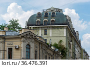 Мансарды доходного доходного дома И. С. Баскакова (1912—1913, арх. О. Г. Пиотрович). Улица Знаменка,13 строение 1. Москва (2019 год). Редакционное фото, фотограф Александр Щепин / Фотобанк Лори