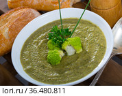 Cream soup of broccoli with bread. Стоковое фото, фотограф Яков Филимонов / Фотобанк Лори