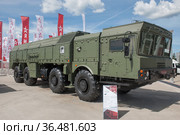 Российский оперативно-тактический ракетный комплекс (ОТРК) "Искандер" (9К720, SS-26 «Stone») в парке "Патриот", Международный военно-технический форум "Армия-2019", вид сбоку. Редакционное фото, фотограф Малышев Андрей / Фотобанк Лори