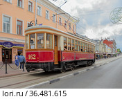 Ретротрамвай на Рождественской улице. Нижний Новгород (2021 год). Редакционное фото, фотограф Ельцов Владимир / Фотобанк Лори