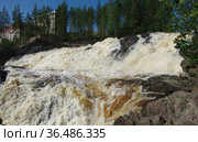 Поселок Гирвас, Карелия, Россия. Плотина и водопад на реке Суна (2021 год). Редакционное фото, фотограф Natalia Sidorova / Фотобанк Лори