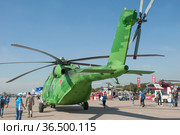 Транспортировка нового российского военного транспортного вертолёта Миль Ми-38Т в цифровом камуфляже на Международном авиасалоне МАКС-2019, Жуковский, Россия, вид сзади. Редакционное фото, фотограф Малышев Андрей / Фотобанк Лори