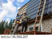Кровельные работы с металлочерепицей (2021 год). Редакционное фото, фотограф Галина Савина / Фотобанк Лори