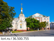 Перекресток улиц Знаменка и Волхонка. Часовня Николая Чудотворца Можайского (2006) на месте разрушенной в 1932 году церкви Николы Стрелецкого на Знаменке. Летнее солнечное утро. Москва. Россия (2021 год). Редакционное фото, фотограф E. O. / Фотобанк Лори