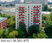 Москва, улица Поликарпова, дом 21 корпус 4, жилой дом серии II-18/12 Б (2021 год). Редакционное фото, фотограф glokaya_kuzdra / Фотобанк Лори