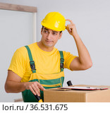 Man delivering boxes during house move. Стоковое фото, фотограф Elnur / Фотобанк Лори