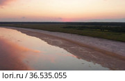 Западная Сибирь. Большое озеро. Закатное небо отражается в воде. Western Siberia. A large lake. The sunset sky is reflected in the water. Стоковое видео, видеограф Евгений Романов / Фотобанк Лори