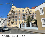 Москва, переулок Гусятников, 3/1 строение 1. Бывший доходный дом С. Ф. и А. А. Плещеевых. 1910 год постройки, архитектор Б. М. Нилус (2021 год). Редакционное фото, фотограф Овчинникова Ирина / Фотобанк Лори