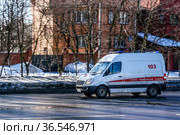 Врачи в автомобиле скорой медицинской помощи спешат на вызов к больному. Москва (2021 год). Редакционное фото, фотограф Владимир Устенко / Фотобанк Лори