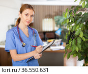 Nurse standing in hall with clipboard in hands. Стоковое фото, фотограф Яков Филимонов / Фотобанк Лори