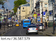 Pyatnitskaya street on a sunny autumn day, Zamoskvorechye, Moscow, Russia (2016 год). Редакционное фото, фотограф Natalia Sidorova / Фотобанк Лори