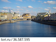 View from Luzhkov Bridge to the Vodootvodny Canal, Moscow, Russia (2016 год). Редакционное фото, фотограф Natalia Sidorova / Фотобанк Лори