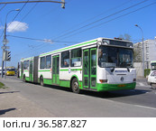 Автобус № 811 на рейсе. Носовихинское шоссе. Район Новокосино. Город Москва (2012 год). Редакционное фото, фотограф lana1501 / Фотобанк Лори