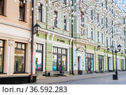 Столешников переулок. Лето. Москва. Россия (2021 год). Редакционное фото, фотограф E. O. / Фотобанк Лори