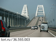 Крымский мост, движение транспорта (2021 год). Редакционное фото, фотограф Щеголева Ольга / Фотобанк Лори