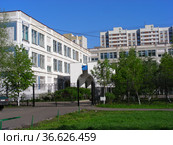 Школа № 1351 с углублённым изучением информатики. Суздальская улица, 22б. Район Новокосино. Город Москва (2012 год). Редакционное фото, фотограф lana1501 / Фотобанк Лори