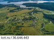 Московская область, Можайский район, вид сверху на деревню Новое Село, реку Колочь и Можайское водохранилище (2021 год). Стоковое фото, фотограф glokaya_kuzdra / Фотобанк Лори