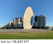 Hotel Leonardo and urban sculpture Eye of the Sun on the waterfront in Ashdod (2021 год). Редакционное фото, фотограф Irina Opachevsky / Фотобанк Лори