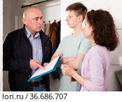 Family meeting with debt collector. Стоковое фото, фотограф Яков Филимонов / Фотобанк Лори