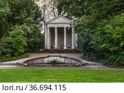 Шветцинген, Германия. Храм Минервы - павильон в парке замка (Schloss Schwetzingen) (2017 год). Стоковое фото, фотограф Rokhin Valery / Фотобанк Лори
