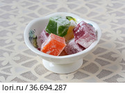 Кубики рахат лукума в фаянсовой розетке на фоне кухонной салфетки. Стоковое фото, фотограф Владимир Литвинов / Фотобанк Лори