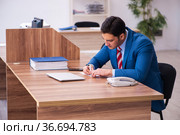 Young businessman employee working in the office. Стоковое фото, фотограф Elnur / Фотобанк Лори