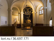 Часовня в замке Консьержери, на месте которой находилась тюремная камера, где содержалась королева Мария-Антуанетта. Париж, Франция. (2018 год). Редакционное фото, фотограф Сергей Рыбин / Фотобанк Лори