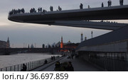 "Парящий мост" в Зарядье на фоне вечернего Кремля (2021 год). Редакционное видео, видеограф Valeriy Lukyanov / Фотобанк Лори