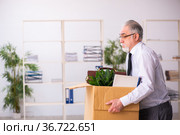 Old male employee in dismissal concept. Стоковое фото, фотограф Elnur / Фотобанк Лори