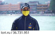 Policeman teaching how to wear mask to stay safe from coronavirus, Applepreores 422 4k Cinetone (2021 год). Редакционное видео, видеограф Devendra Rawat / Фотобанк Лори