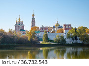 Осенний вид на Новодевичий монастырь со стороны пруда. Москва, Россия (2021 год). Стоковое фото, фотограф Елена Коромыслова / Фотобанк Лори