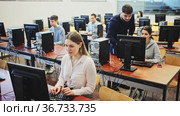 Group of people of different ages learning to use computers in classroom. Стоковое видео, видеограф Яков Филимонов / Фотобанк Лори